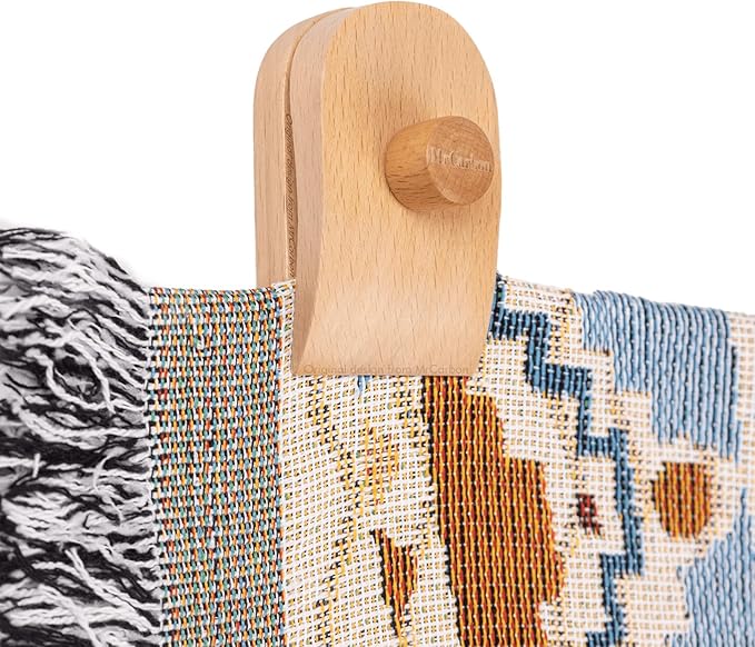 4 Large Wooden Quilt Hanger for Wall for Display – Adjustable Blanket & Rug Clips with Anti-Slip Serrated Grip, No-Drill Wall Mount Tapestry Clamps for Throws, Carpet, Textile Art (Natural Beech)